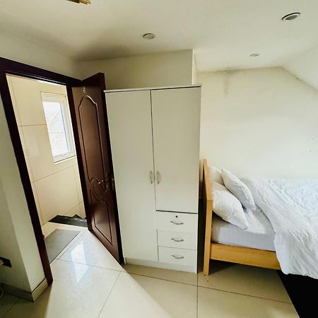The Great Falcon Accommodation Лондон Екстериор снимка