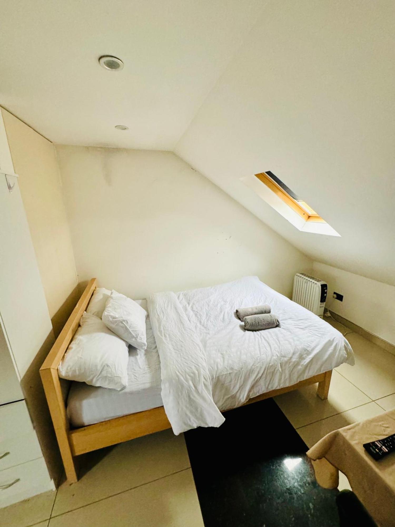 The Great Falcon Accommodation Лондон Екстериор снимка