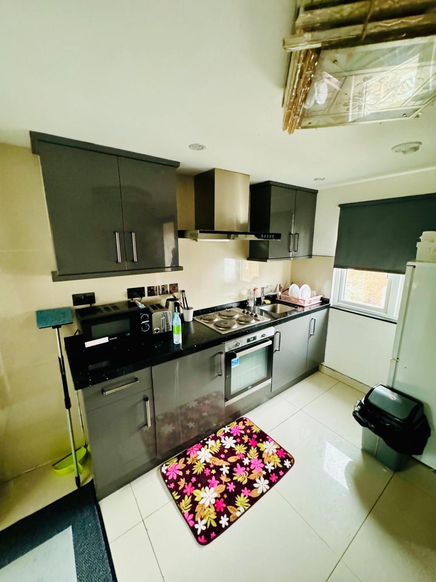 The Great Falcon Accommodation Лондон Екстериор снимка