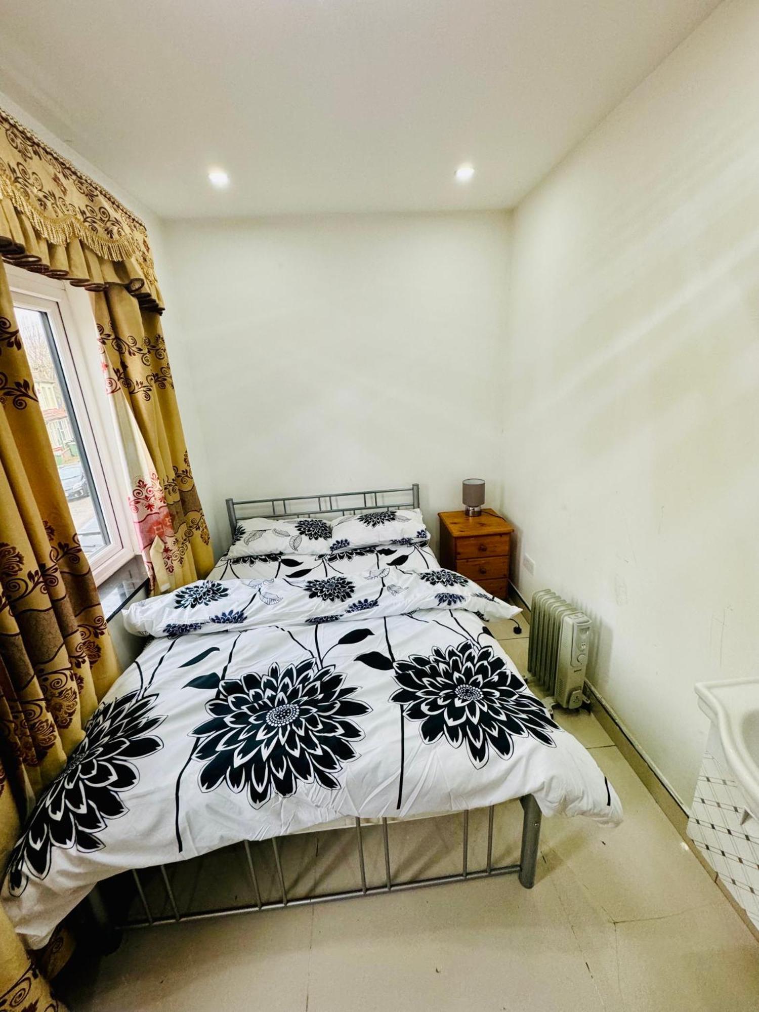 The Great Falcon Accommodation Лондон Екстериор снимка
