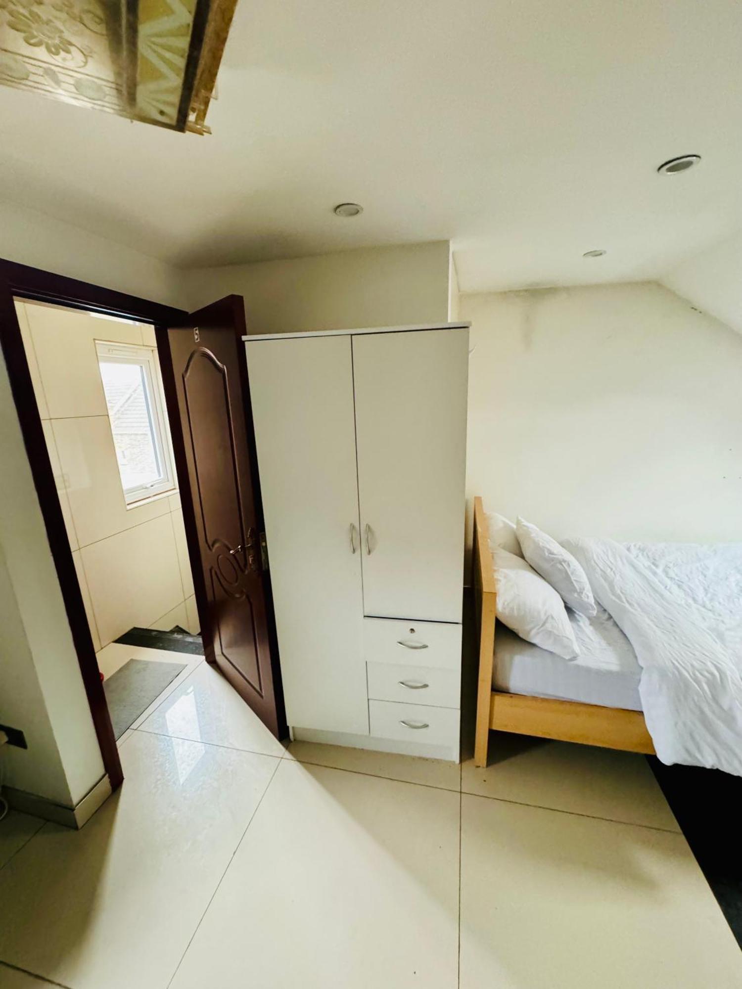 The Great Falcon Accommodation Лондон Екстериор снимка