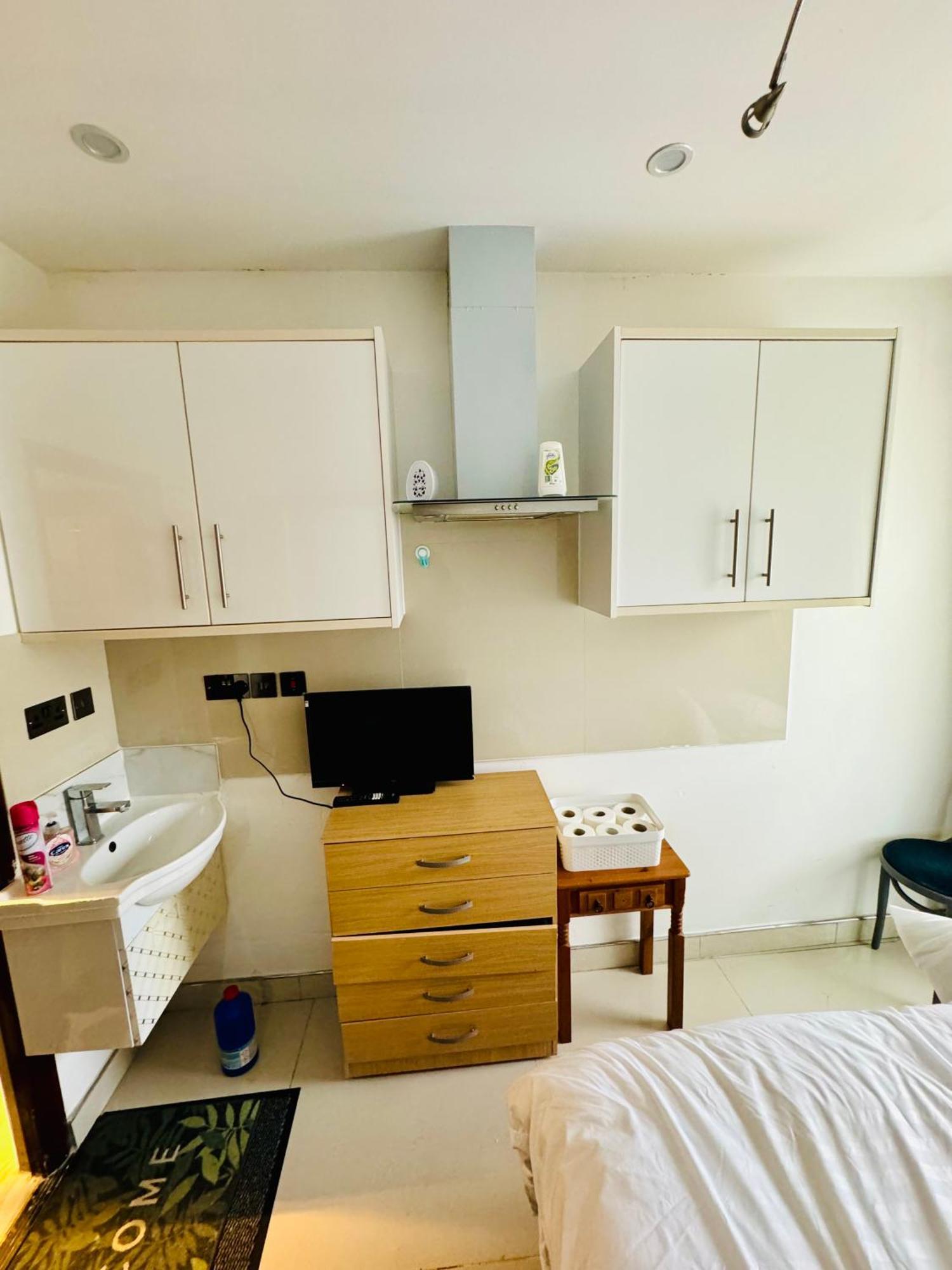 The Great Falcon Accommodation Лондон Екстериор снимка