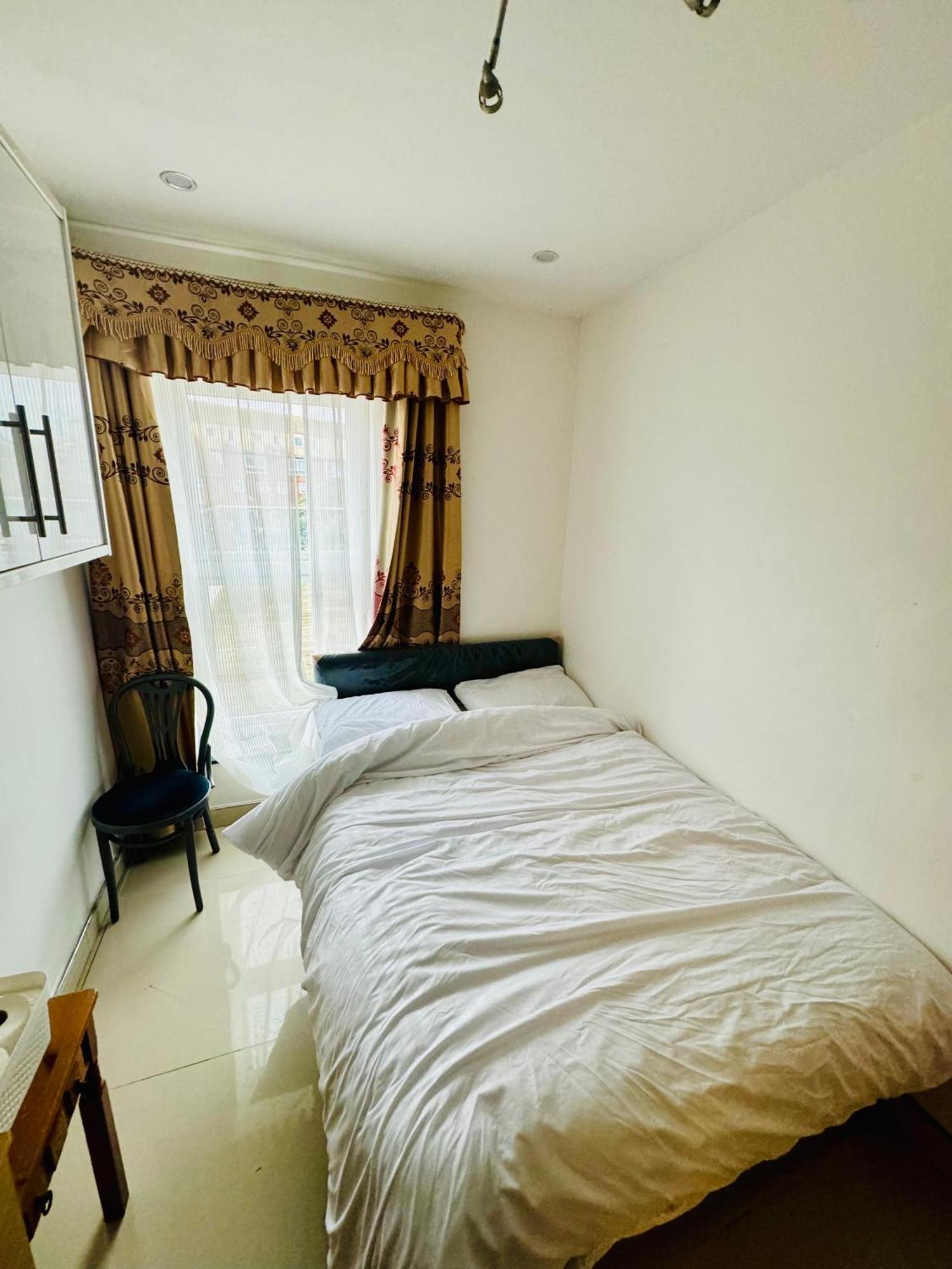 The Great Falcon Accommodation Лондон Екстериор снимка