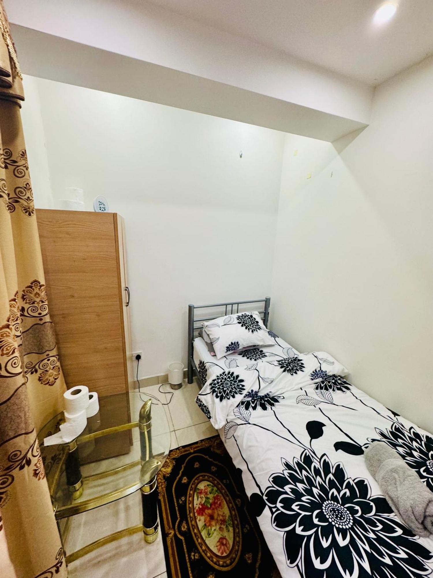 The Great Falcon Accommodation Лондон Екстериор снимка