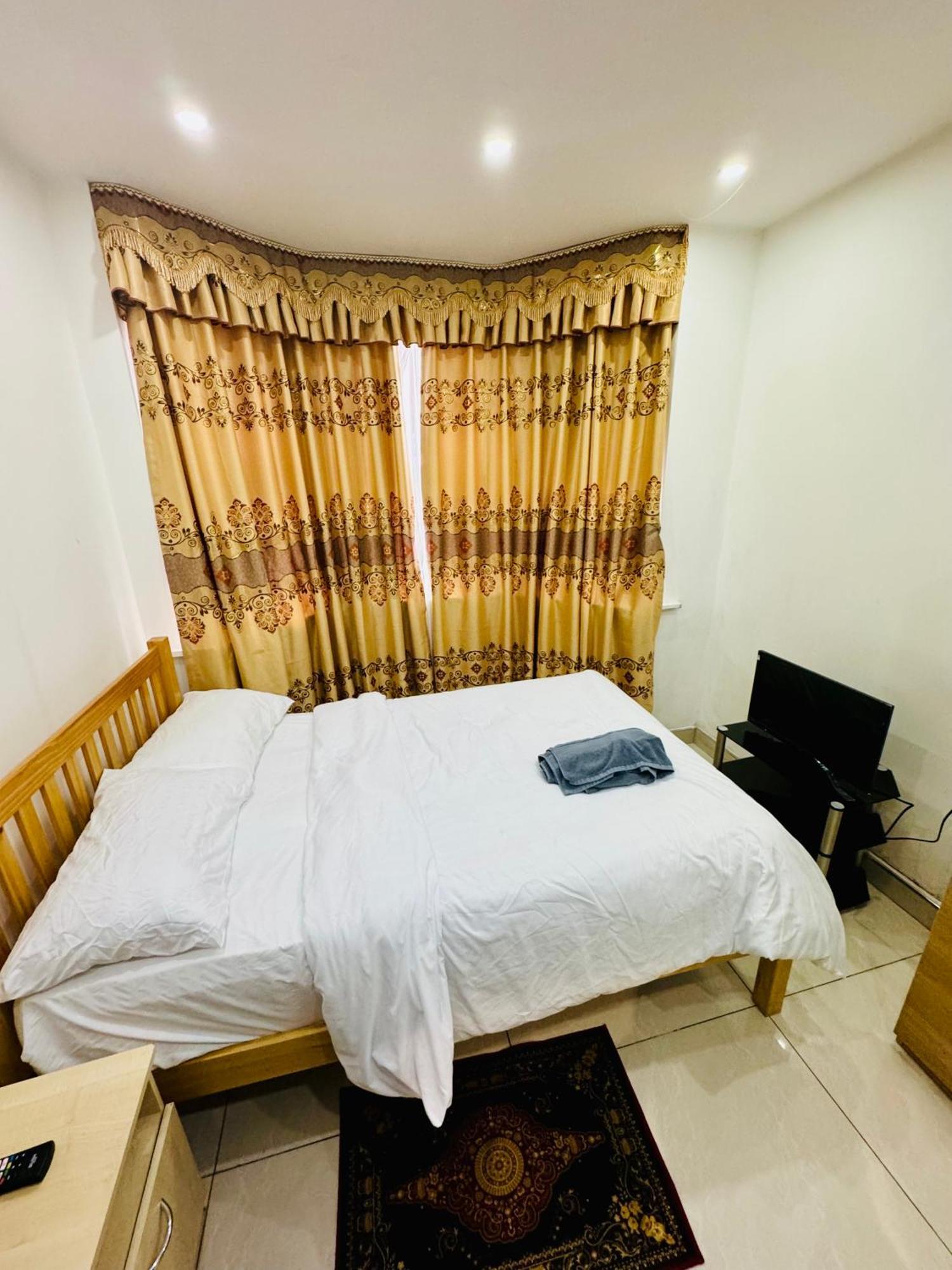 The Great Falcon Accommodation Лондон Екстериор снимка