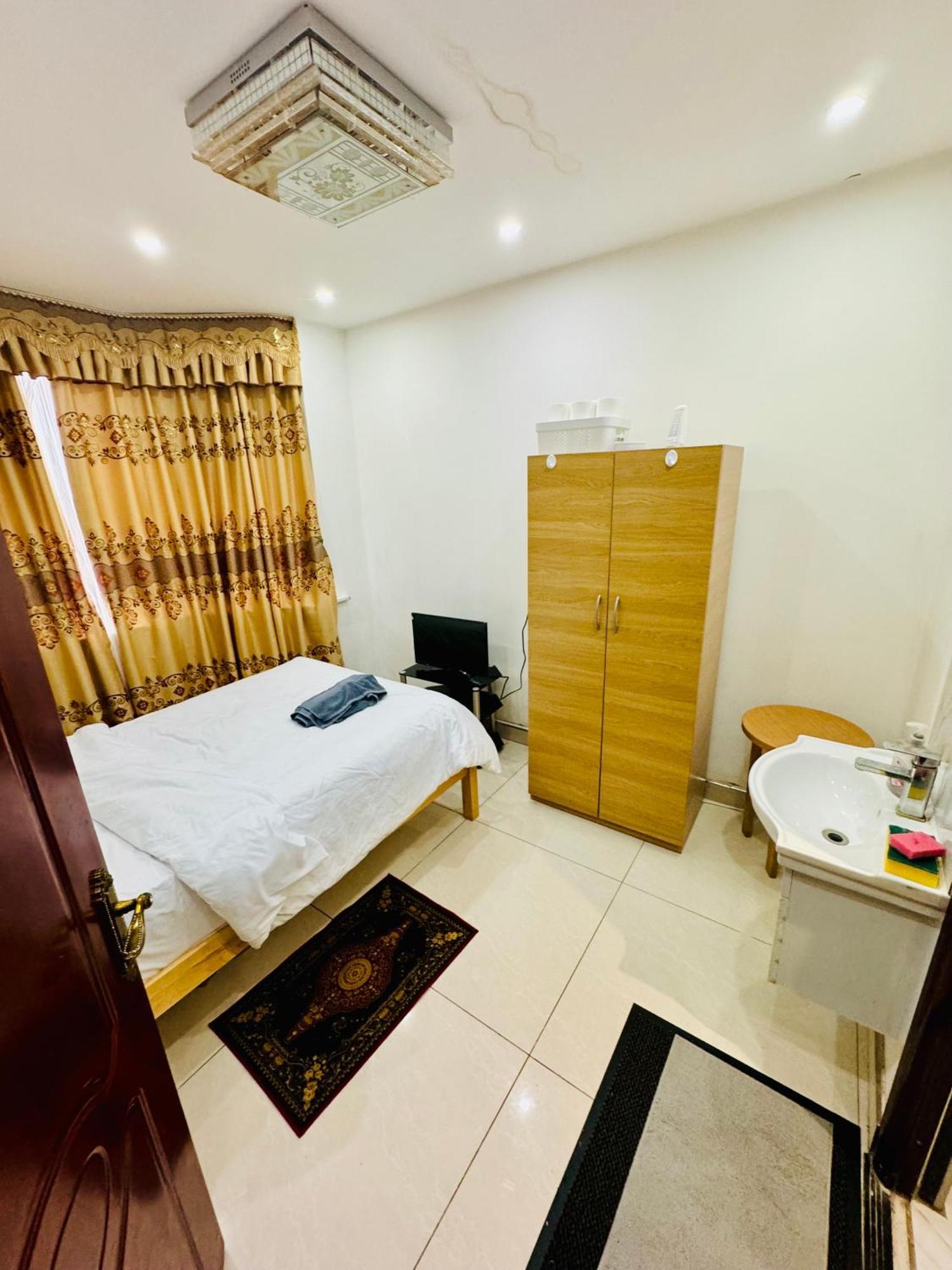 The Great Falcon Accommodation Лондон Екстериор снимка