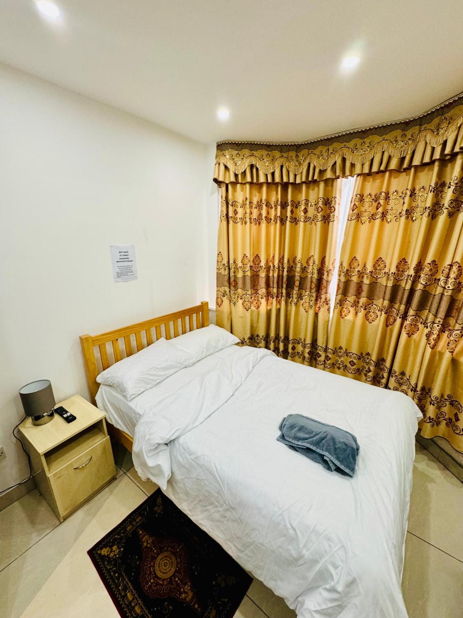 The Great Falcon Accommodation Лондон Екстериор снимка